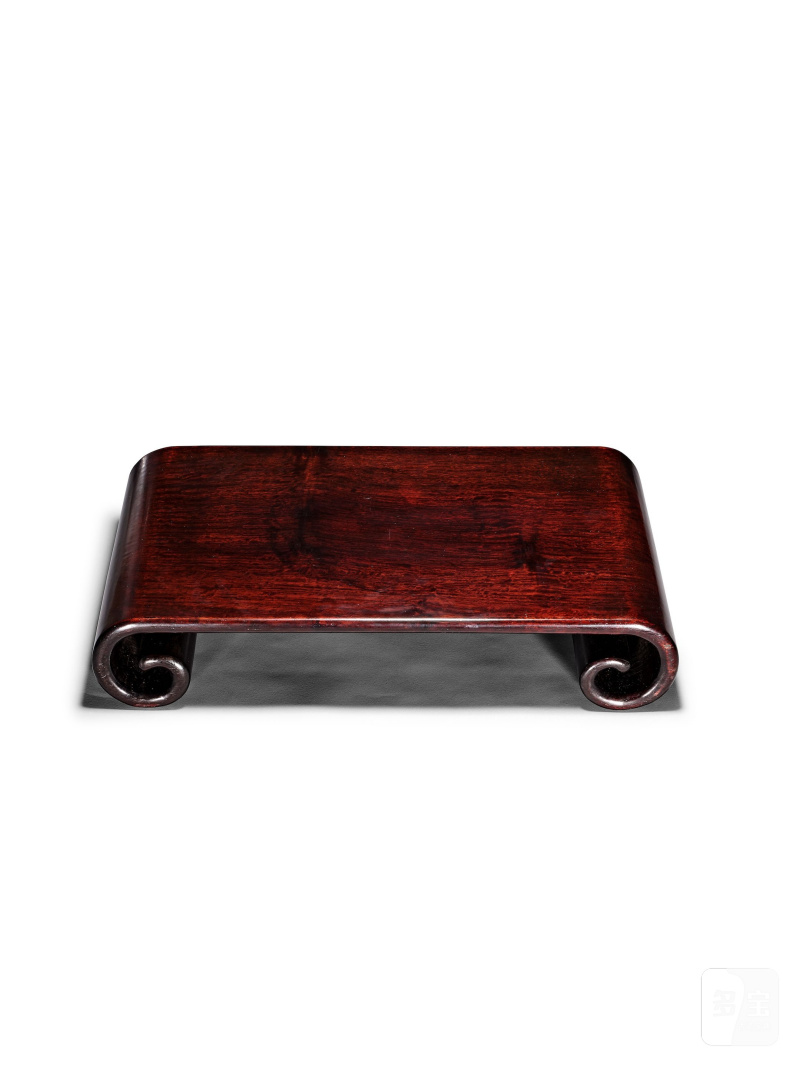 硬木書卷式几 及 硬木龍紋炕几式座 | A HARDWOOD SCROLL-FORM STAND AND A CARVED HARDWOOD 'DRAGON' STAND - 图9